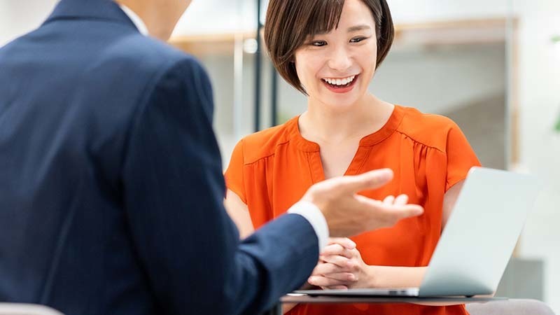 結婚相談所の無料相談を受ける女性 - 千葉市の結婚相談所 千葉婚活サポート